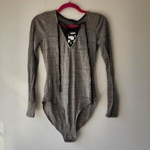 Harlowe & Graham Long Sleeve Body Suit | Medium | Gray Ribbed V Neck Lace Up NWT